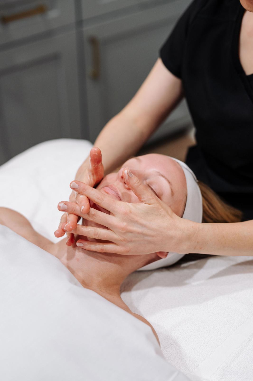 Dapper client receiving a facial